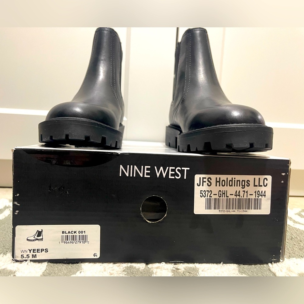 💚💜🌼NIB Nine West Black Yeeps Chelsea Boots Classic Design - Picture 8 of 8